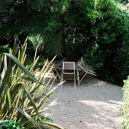 Tranquil Garden Getaway With Pool & Charm Old Town Apartament