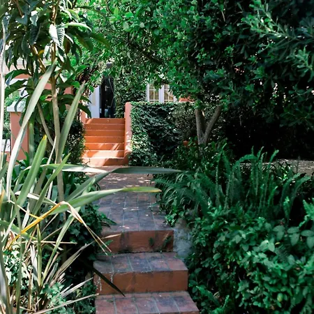 Lägenhet Tranquil Garden Getaway With Pool & Charm Old Town *