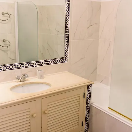 Tranquil Garden Getaway With Pool & Charm Old Town Λάγος