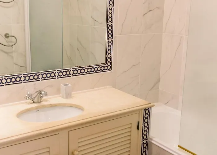 Tranquil Garden Getaway With Pool & Charm Old Town Lagos