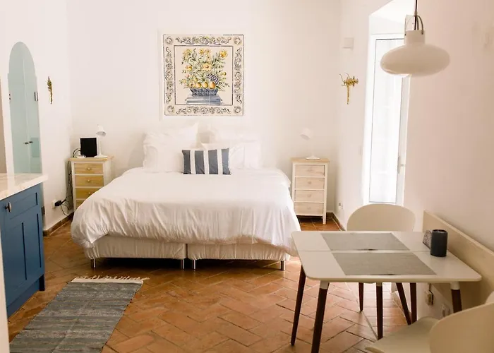 Tranquil Garden Getaway With Pool & Charm Old Town Lejlighed