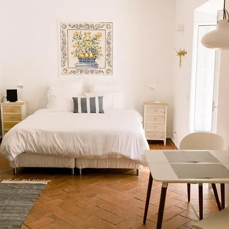 Tranquil Garden Getaway With Pool & Charm Old Town Apartamento